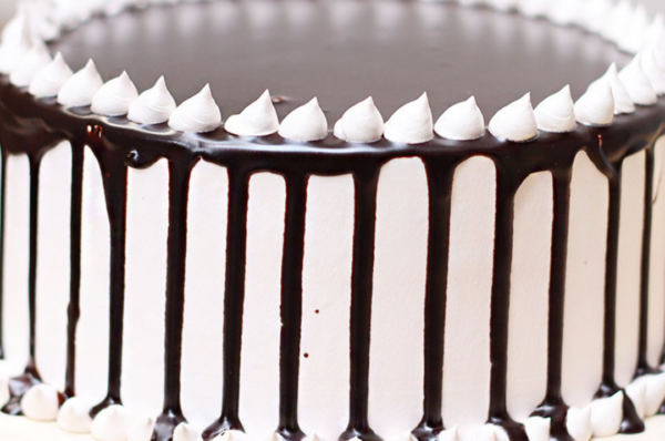 Vanilla with choco dripping cake